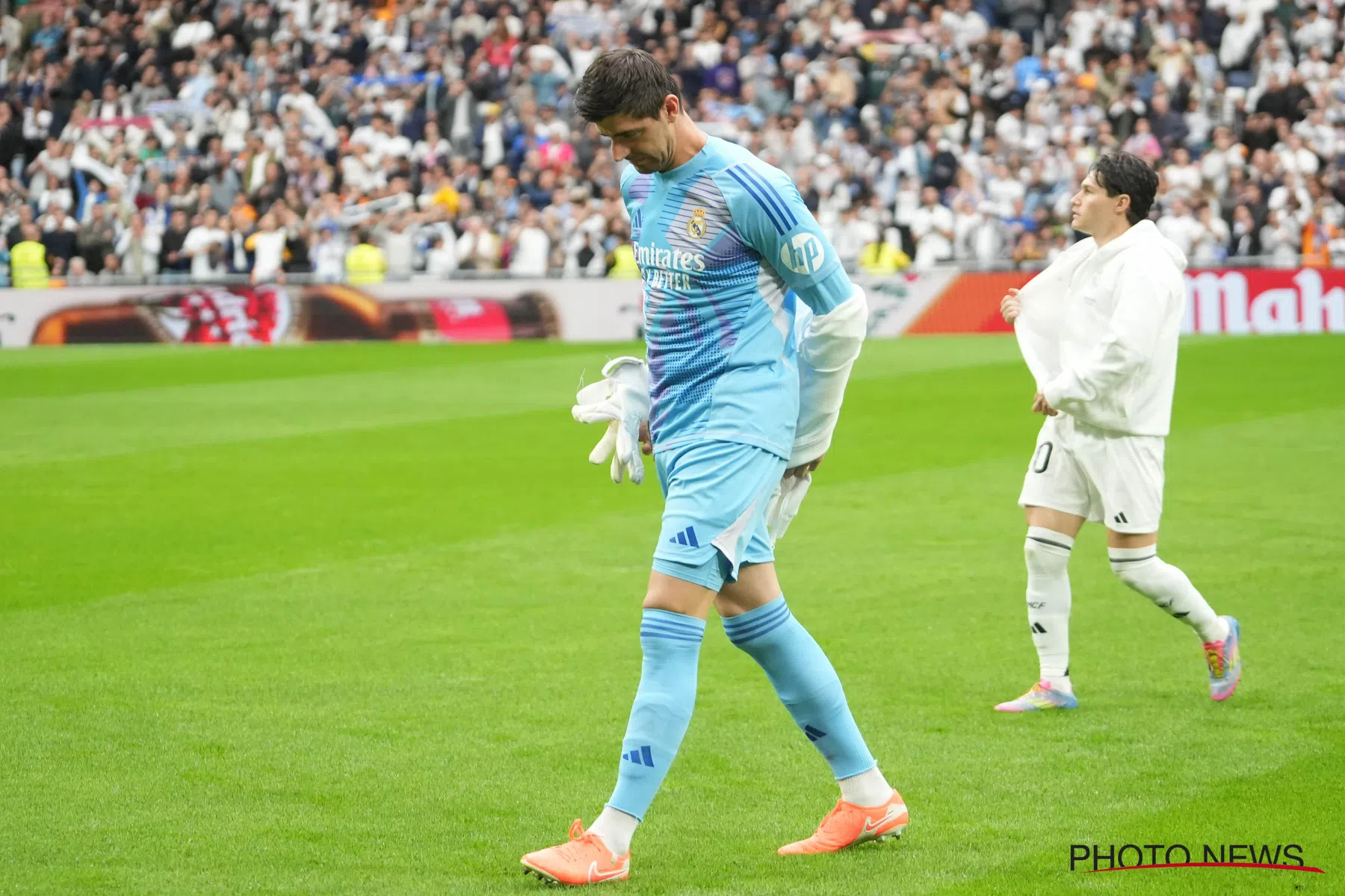Courtois duikt op bij eerste training van Xabi Alonso