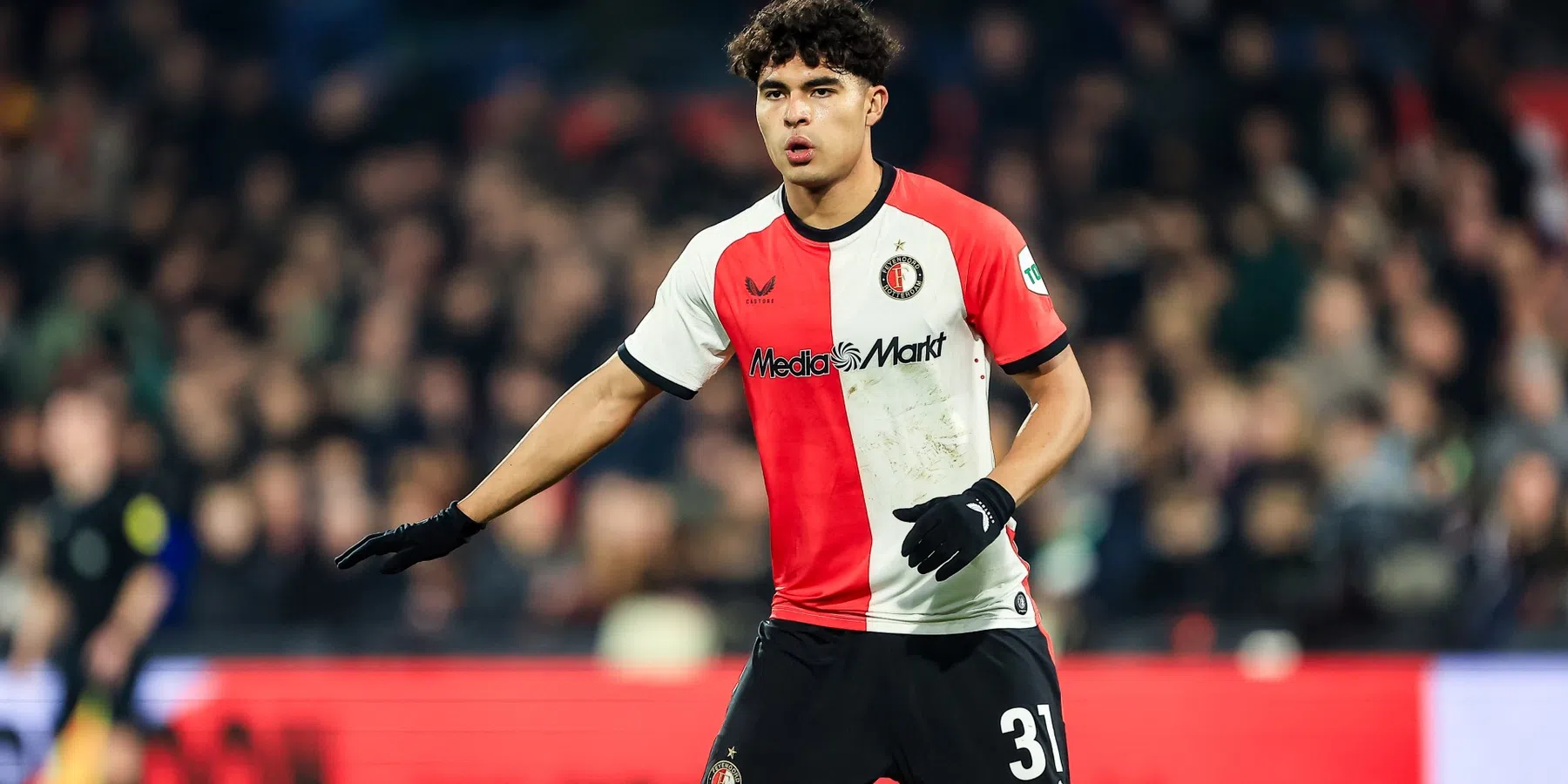 Feyenoorder Carillo deelt tik uit bij Mexico-wedstrijd