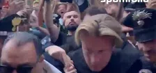 Wat een ontvangst! De Bruyne wordt als filmster ontvangen door Napolitanen 