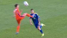 Thumbnail for article: Flinke schade: Ajacied brengt Jong Oranje weer onnodig in problemen met rode kaart