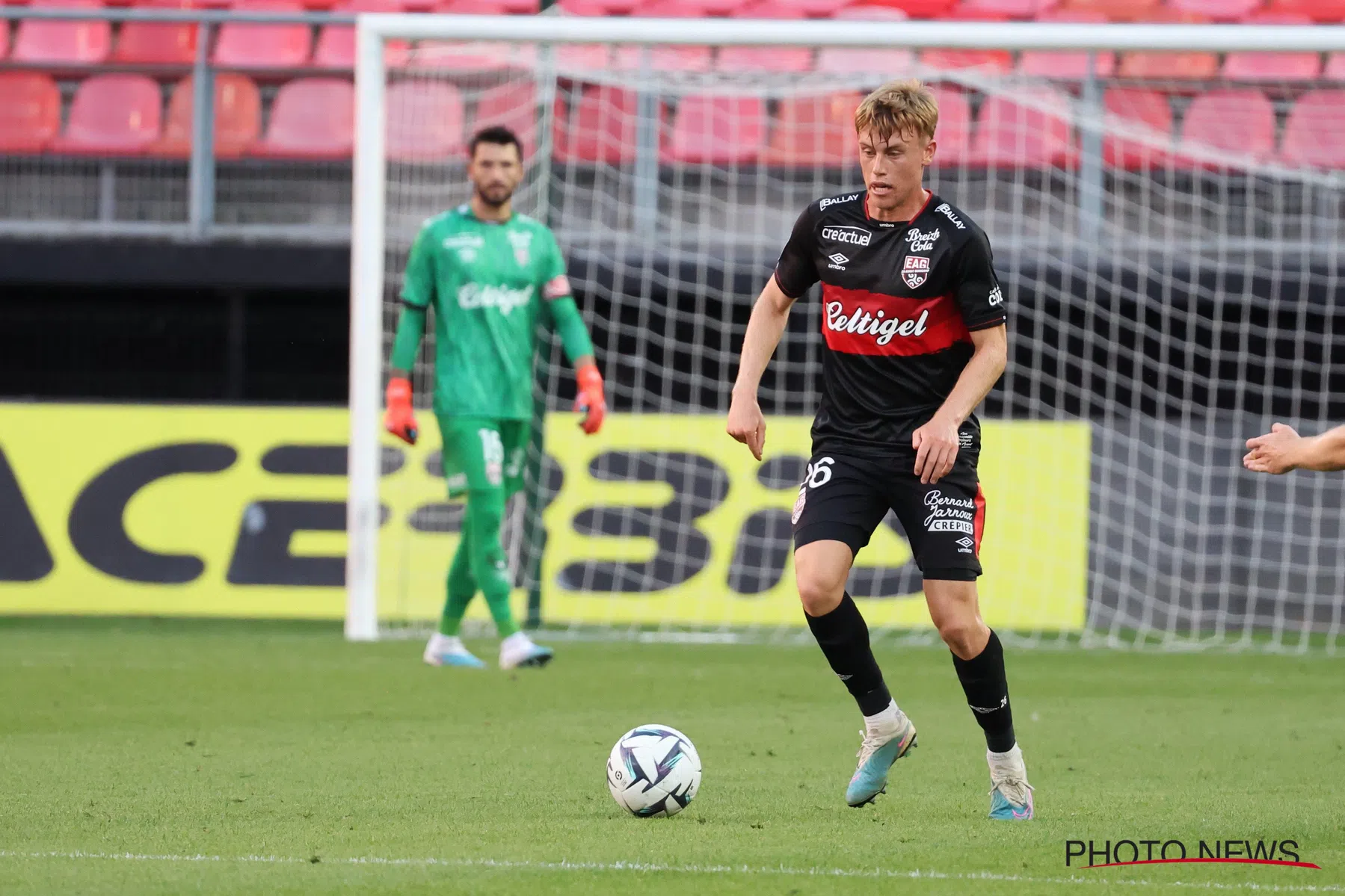 Mathijs Riou OFFICIEEL: La Louvière trekt Matthis Riou van EA Guingamp aan