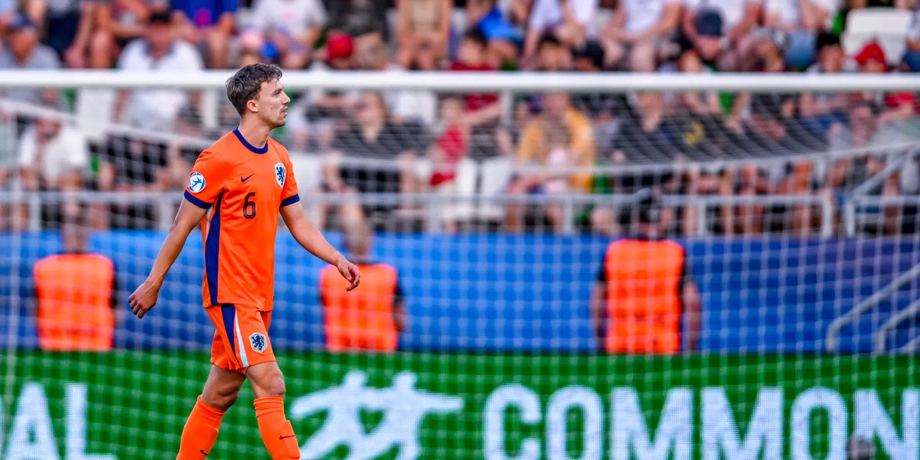 Jong Oranje-dissonant Regeer (Ajax) bijt van zich af
