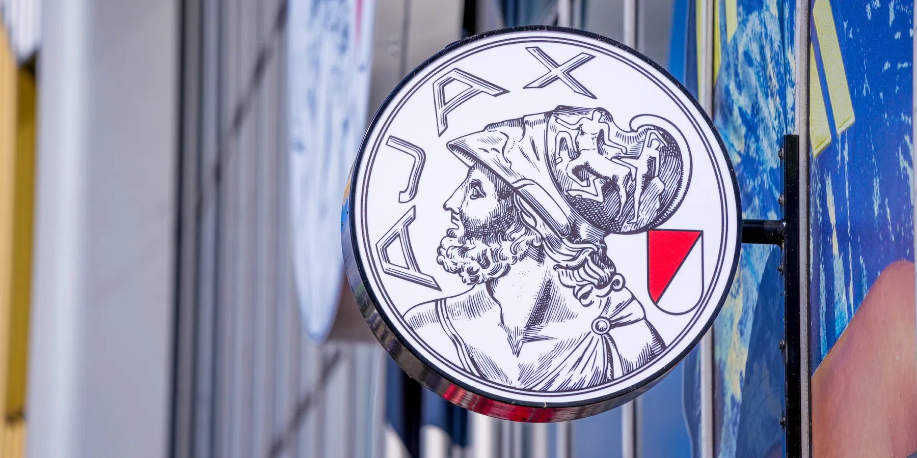 Trotse fans hangen Amstedam vol met nieuw Ajax-logo