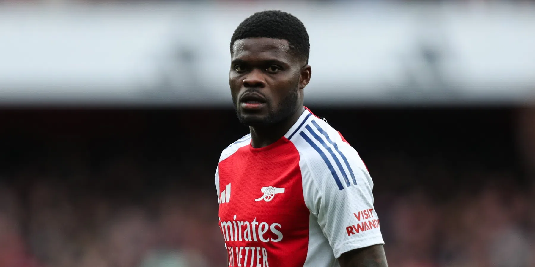 Voormalig Arsenal-speler Partey aangeklaagd voor vijf verkrachtingen