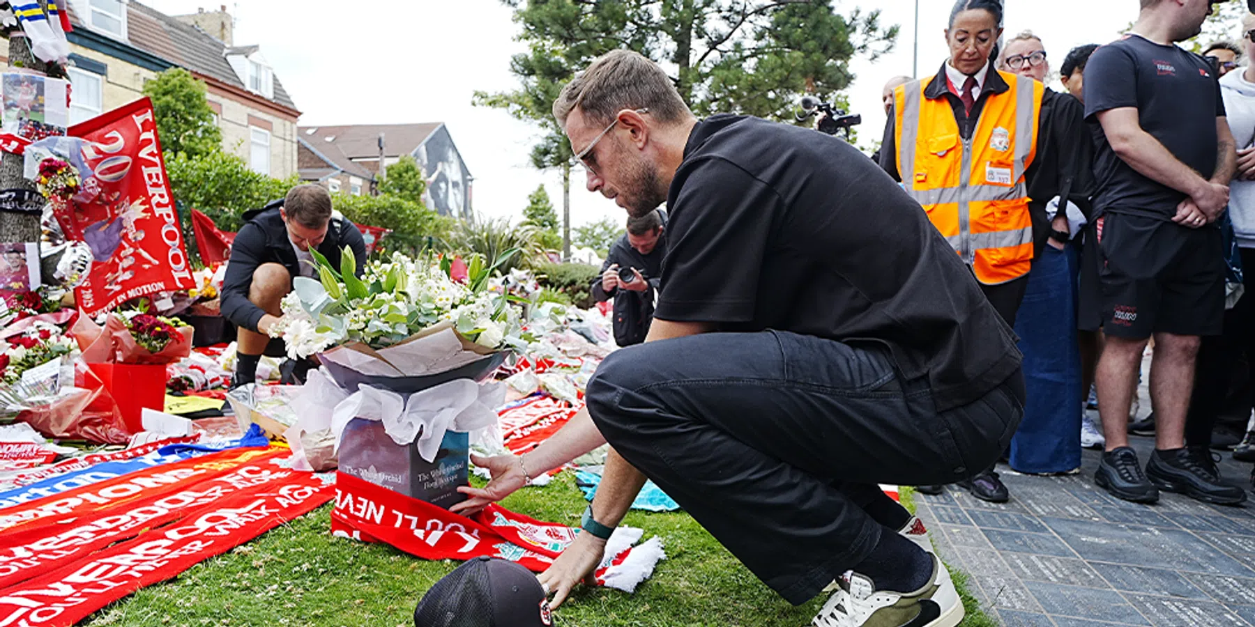 Emotionele Henderson reist af naar Anfield voor eerbetoon Jota