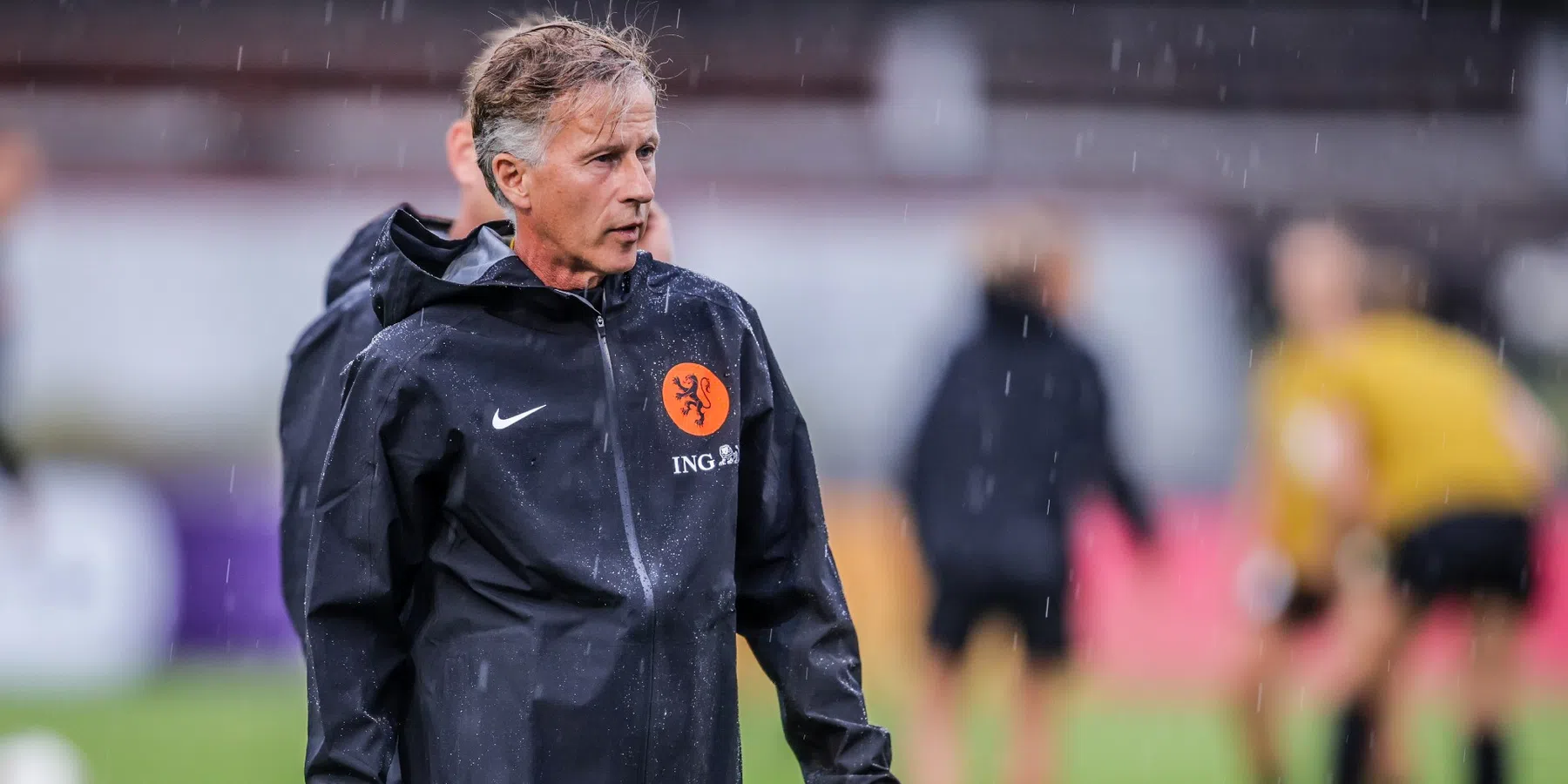 Andries Jonker schiet uit zijn slof op persconferentie Oranje