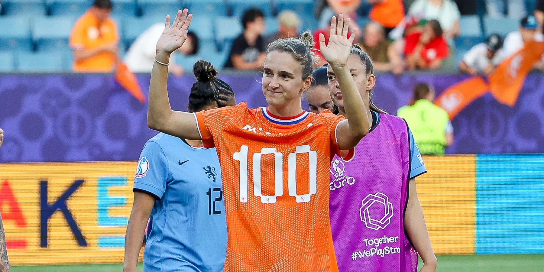 Hilariteit bij Oranjevrouwen en Miedema na EK-start