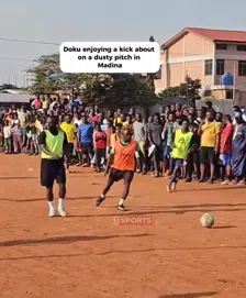 Doku geniet tijdens zijn vakantie van een potje voetbal met de lokale bevolking in Ghana