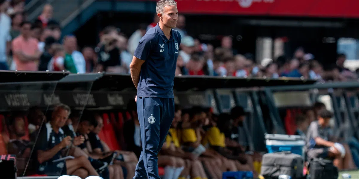 Van Persie verklaart afwezigheid van drie sleutelspelers: 'Hij is bezig met een transfer'