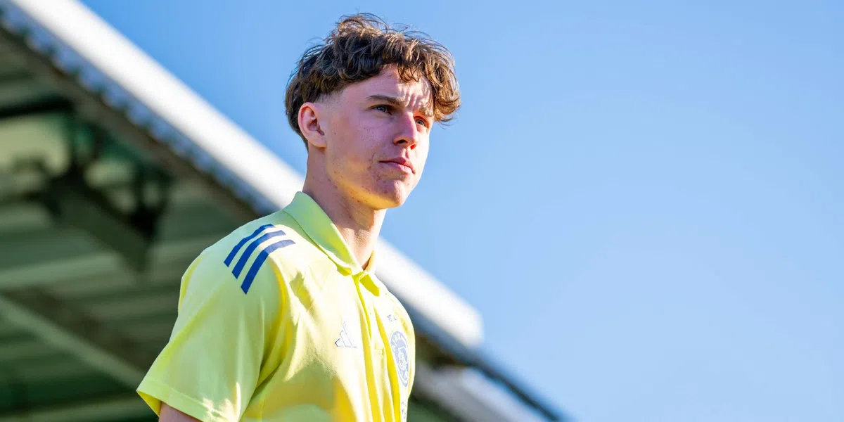 'Kogel door de kerk: Ajax-talent ondertekent gloednieuw contract in Amsterdam'