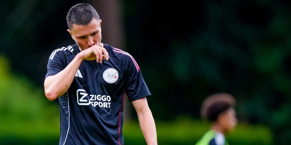 Heitinga kijkt ogen uit op Ajax-training: 'Een pure liefhebber van het spelletje'