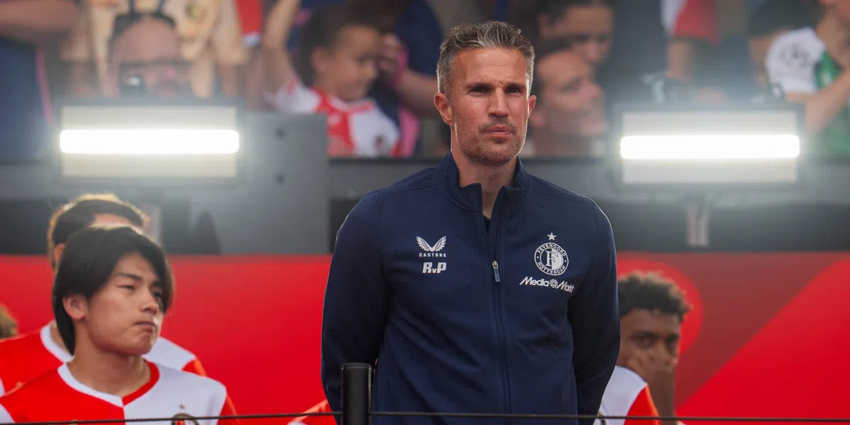 Van Persie lacht: 'Binnenband van de bal kwam eruit, we hebben een vermoeden...'