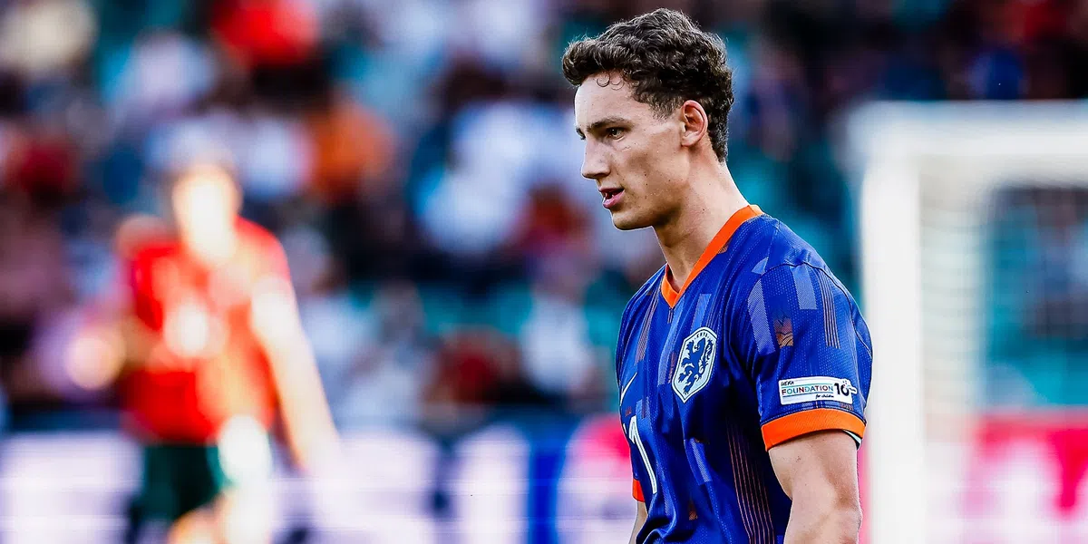 Bijzondere beelden: Van Bommel baalt in kleedkamer: 'Hoe f*cking dom kun je zijn?'