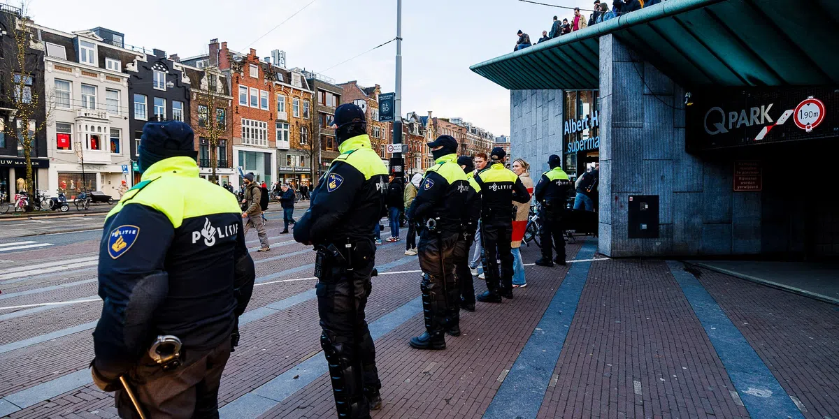 Man (30) in Amsterdam zwaar mishandeld, vermoedelijk om dragen Feyenoord-shirt