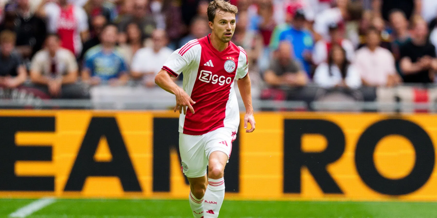 Ajax-supporters wijzen unaniem Regeer aan als schlemiel
