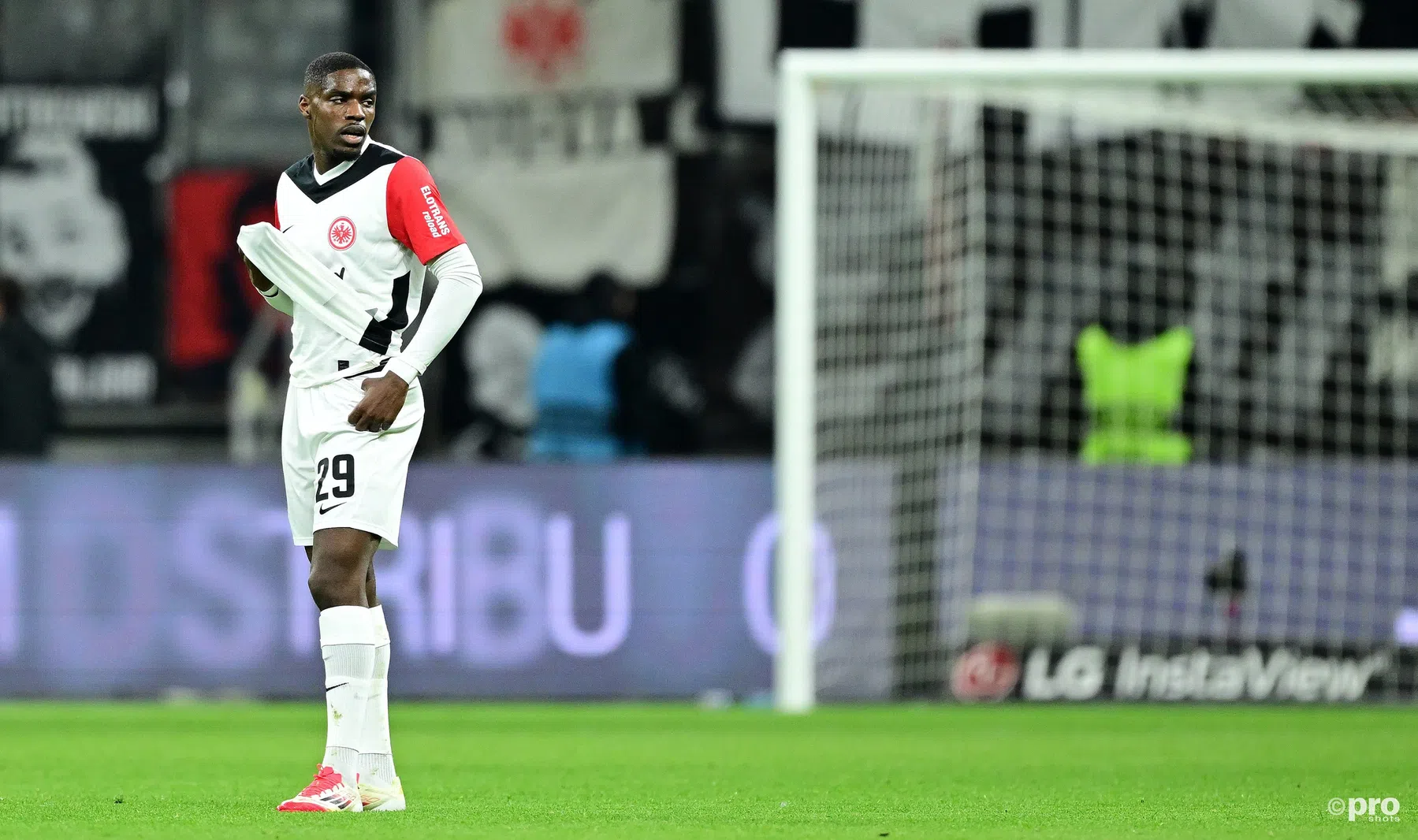 'PSV aast op Eintracht-back Nkounkou (ex-Standard)'
