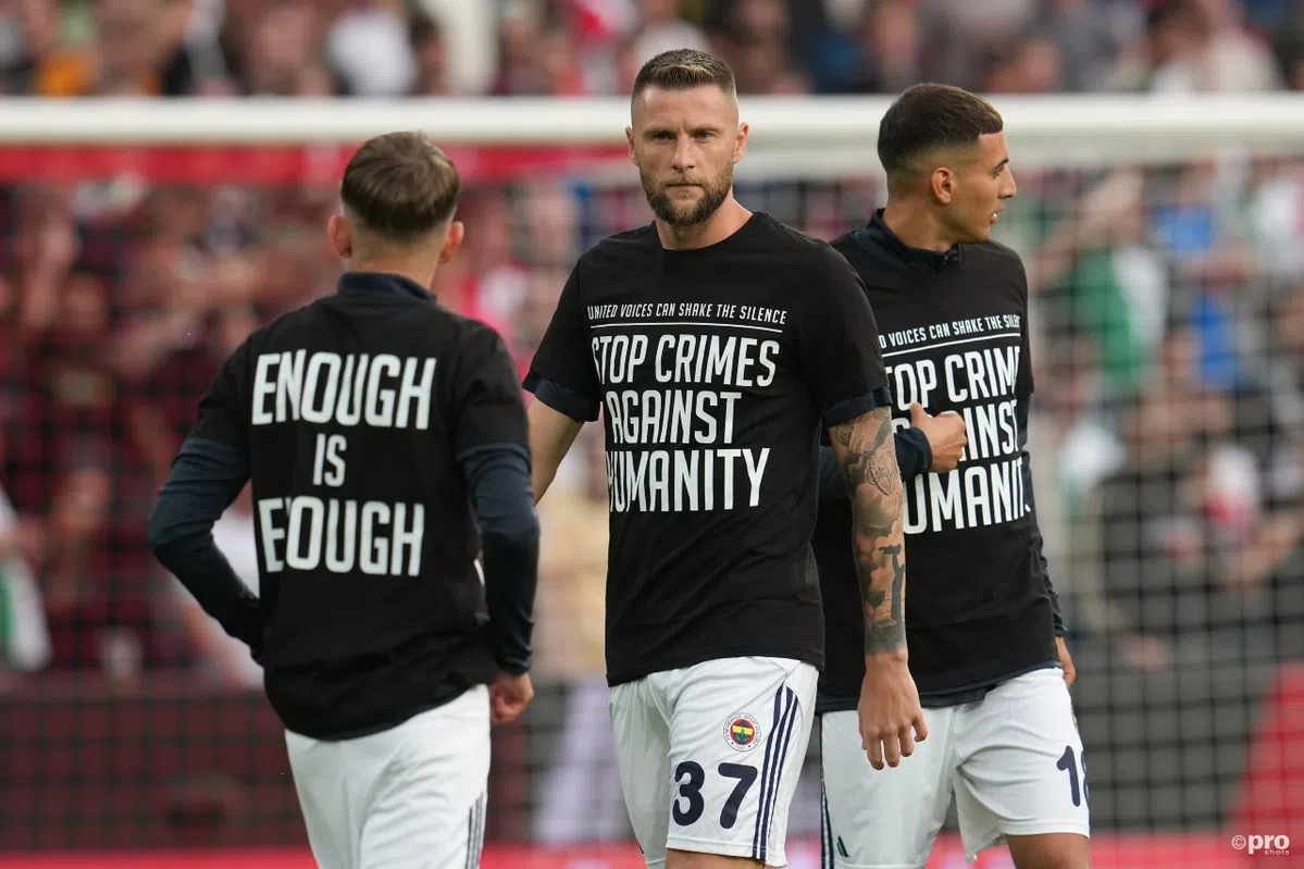 Fenerbahçe-spelers in opstand met shirt met boodschap voor Feyenoord-duel