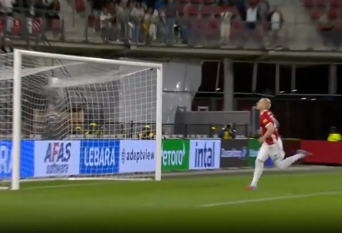 De beelden: geniale Meerdink doet al in augustus gooi naar goal van het seizoen