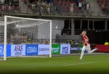 De beelden: geniale Meerdink doet al in augustus gooi naar goal van het seizoen
