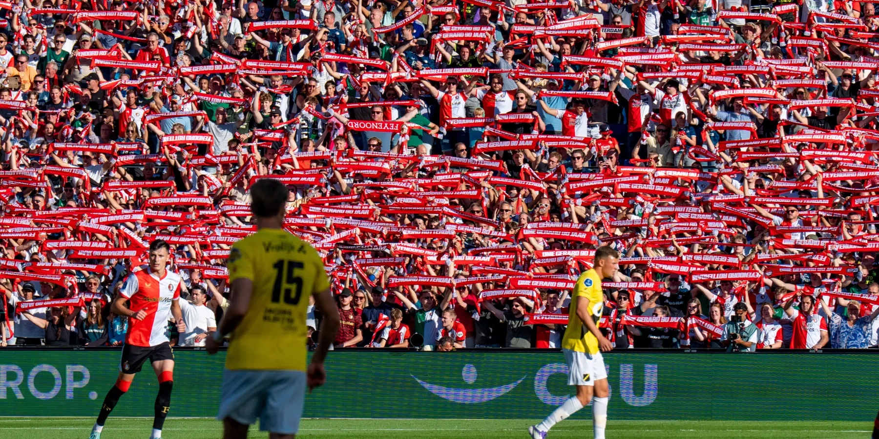 Feyenoord-fans eren jarige clublegende met sfeeractie