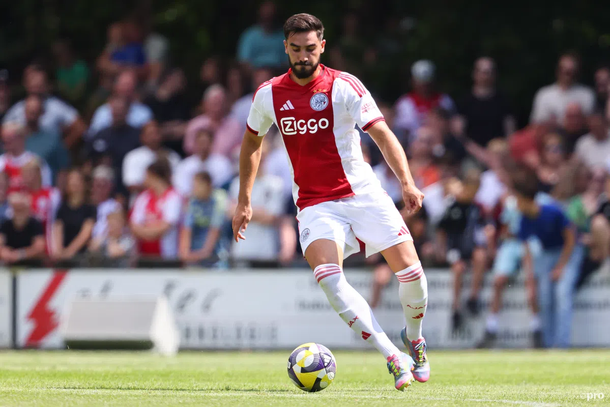 Opsteker voor Ajax: centrale verdediger laat gezicht zien op training
