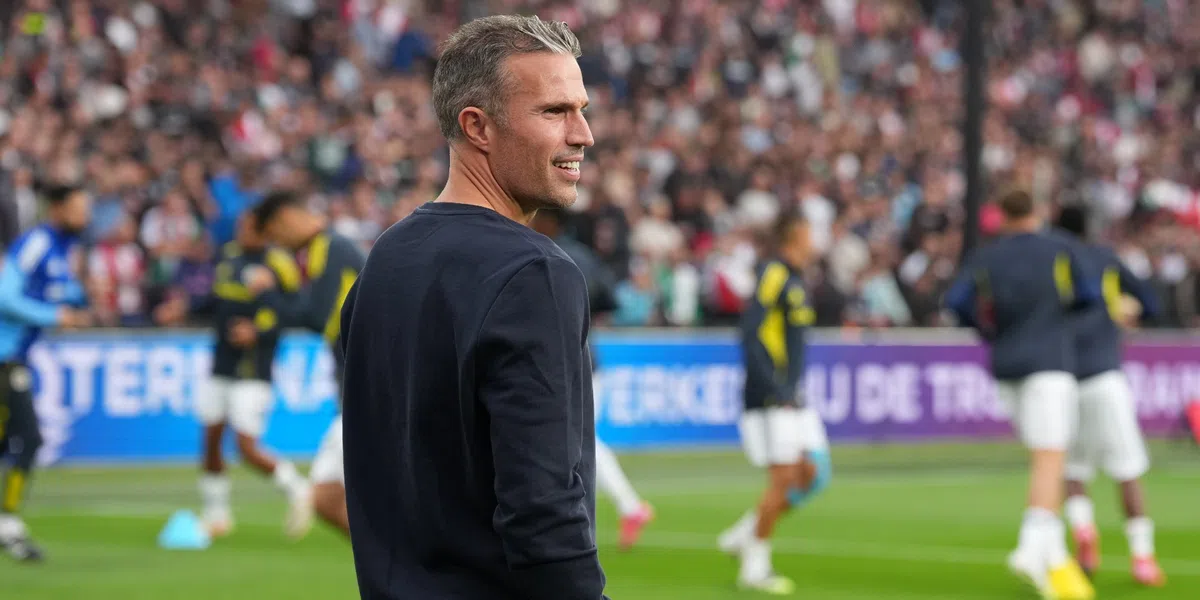 Van Persie spreekt minutenlang met teleurgestelde Feyenoord-reserve op het veld
