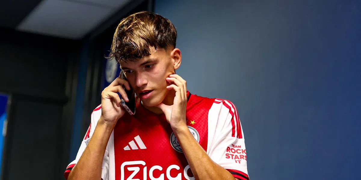 Van der Vaart kijkt 'undercover' naar zoon: 'Vreselijk, ik ga niet vaak kijken'