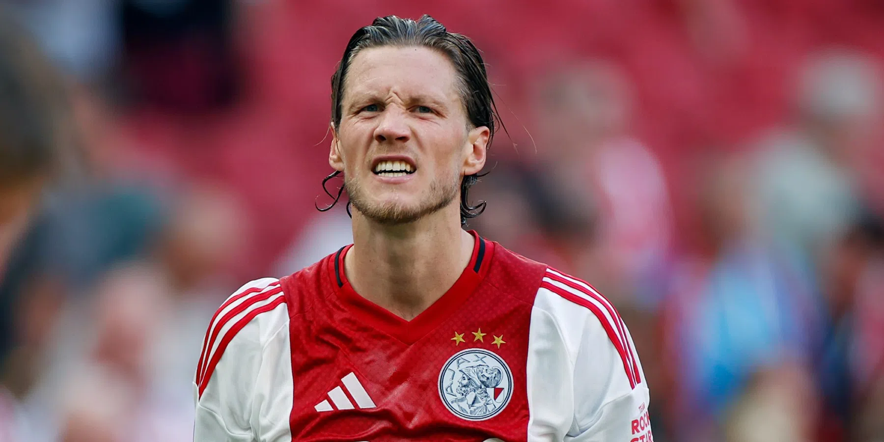 Weghorst lijkt gras te eten tijdens Ajax - Telstar