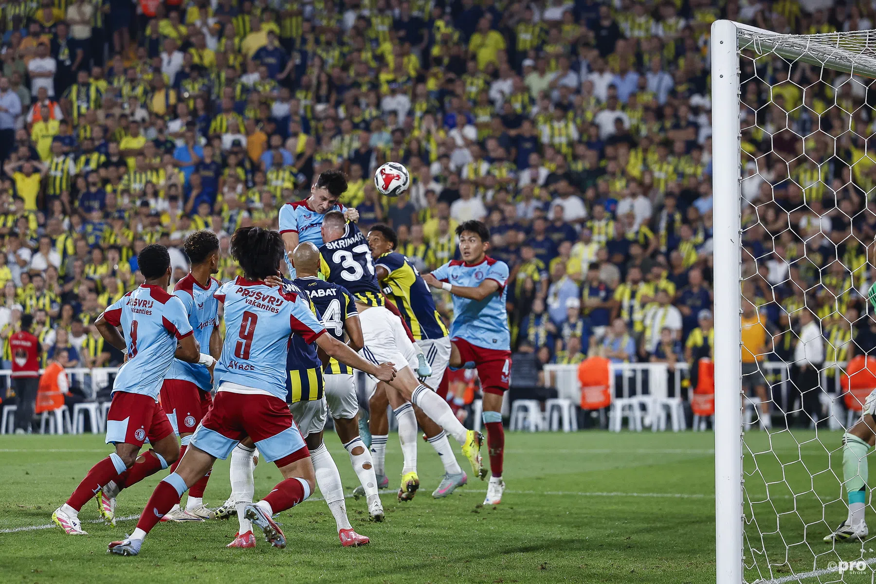 Fenerbahçe schakelt Feyenoord uit na doelpuntenkermis, Brown en Watanabe scoren