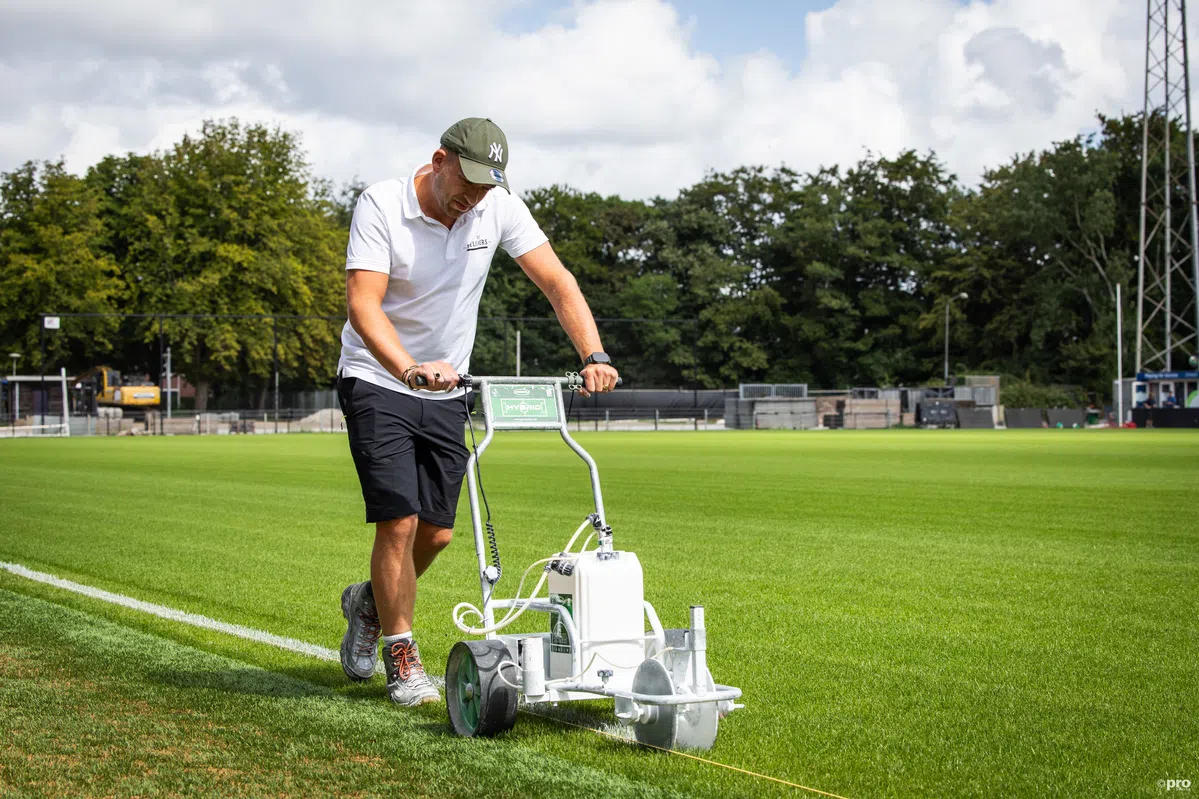 Mooie beelden: Telstar-fans maken stadion schoon voor Eredivisie-rentree
