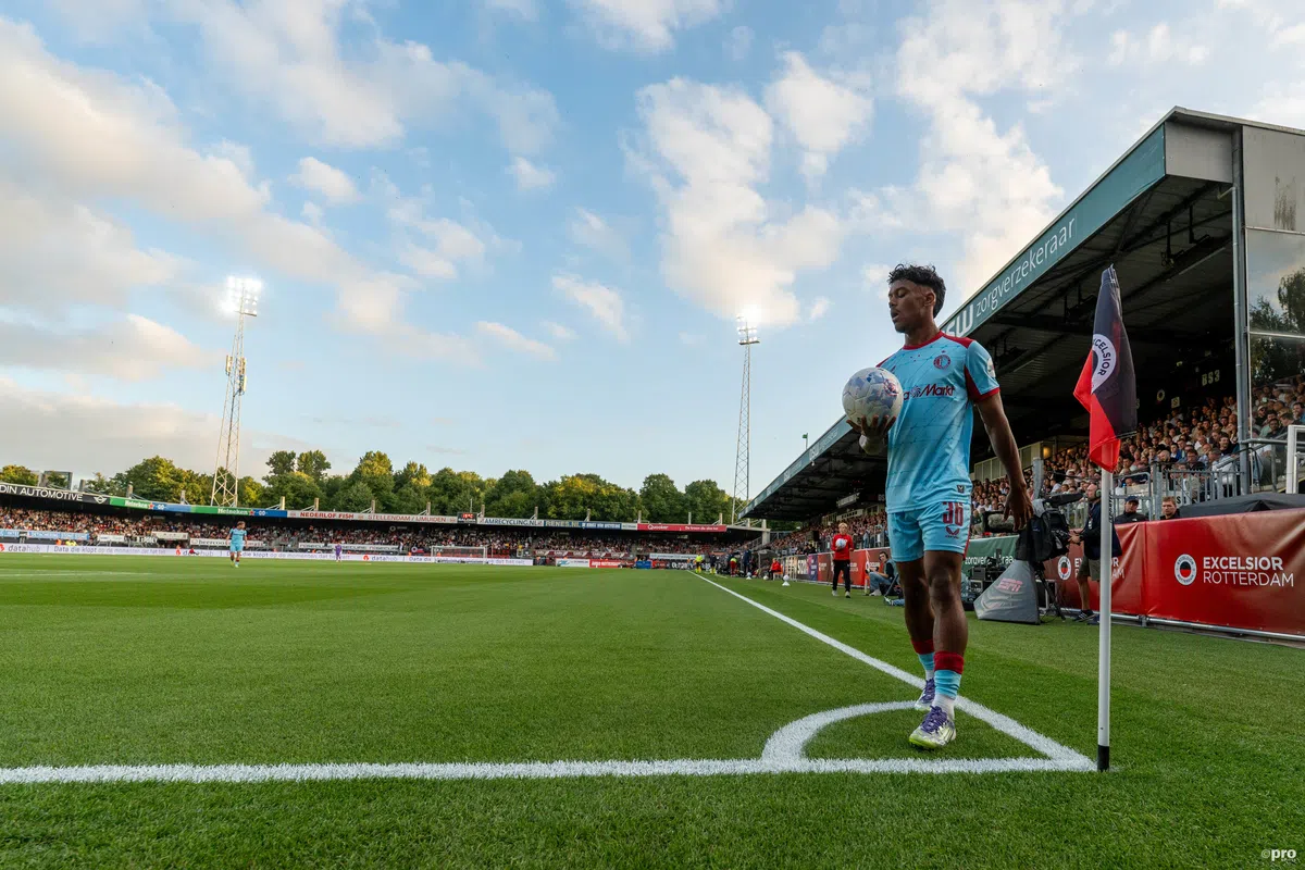 Van Persie wil Feyenoord-debutant niet kwijt: 'Hartstikke goed bezig'