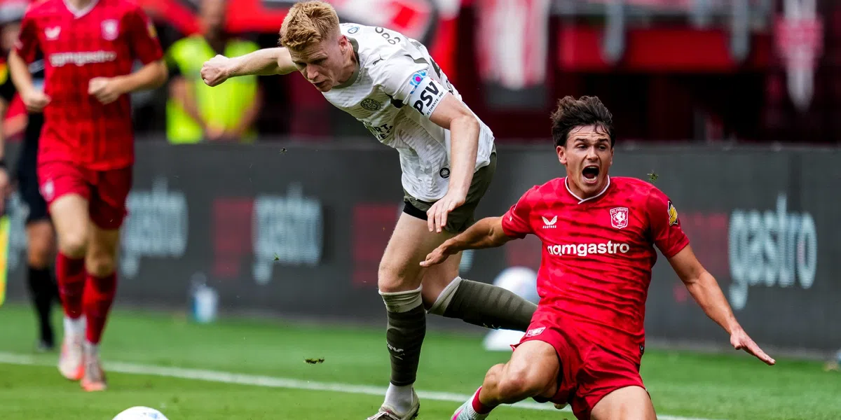 PSV-fans richten zich massaal tot een man na openingsfase bij Twente: 'Hopeloos'