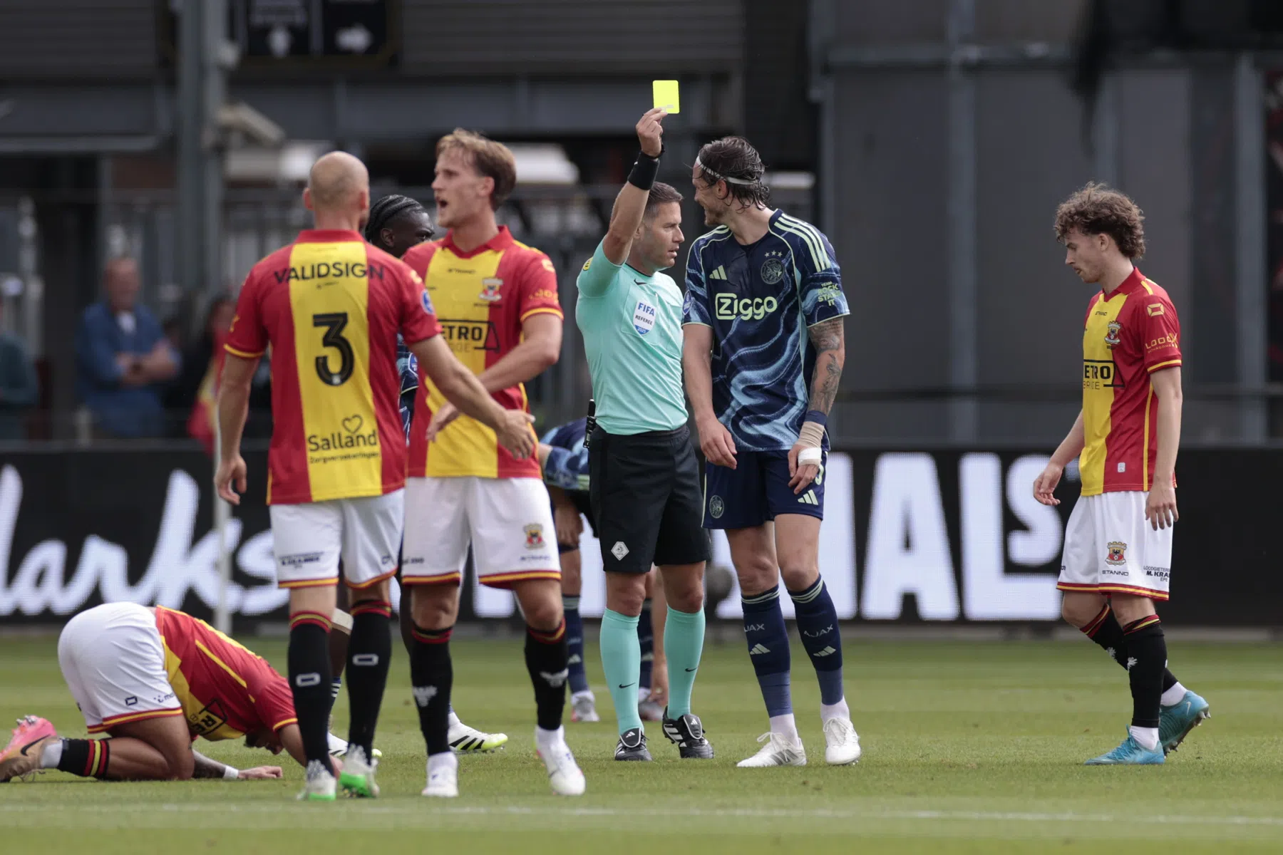 Kijkers vinden dat Wout Weghorst rood had moeten krijgen bij Go Ahead tegen Ajax