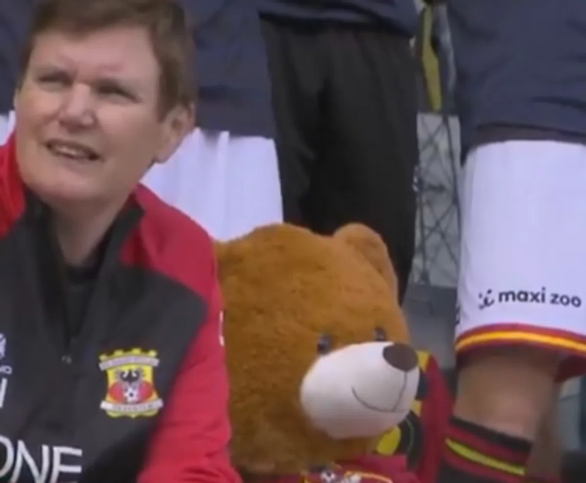 Kippenvel in Deventer: Go Ahead-fans brengen eerbetoon aan Jesse (2)