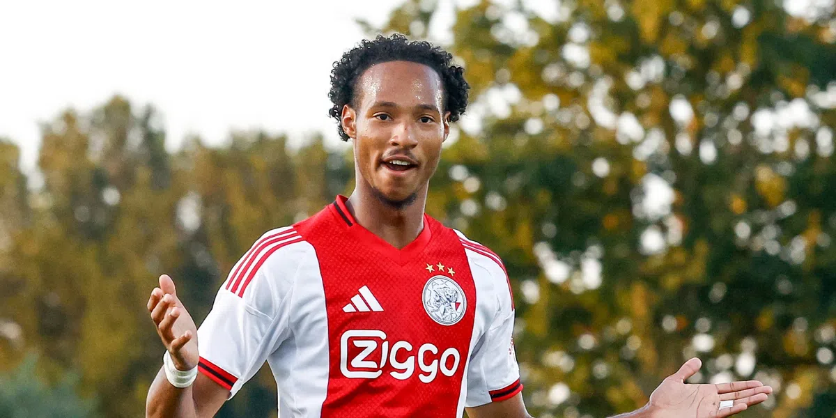 Bliksemtreffer bij ruime zege Jong Ajax, ADO blijft steken op gelijkspel