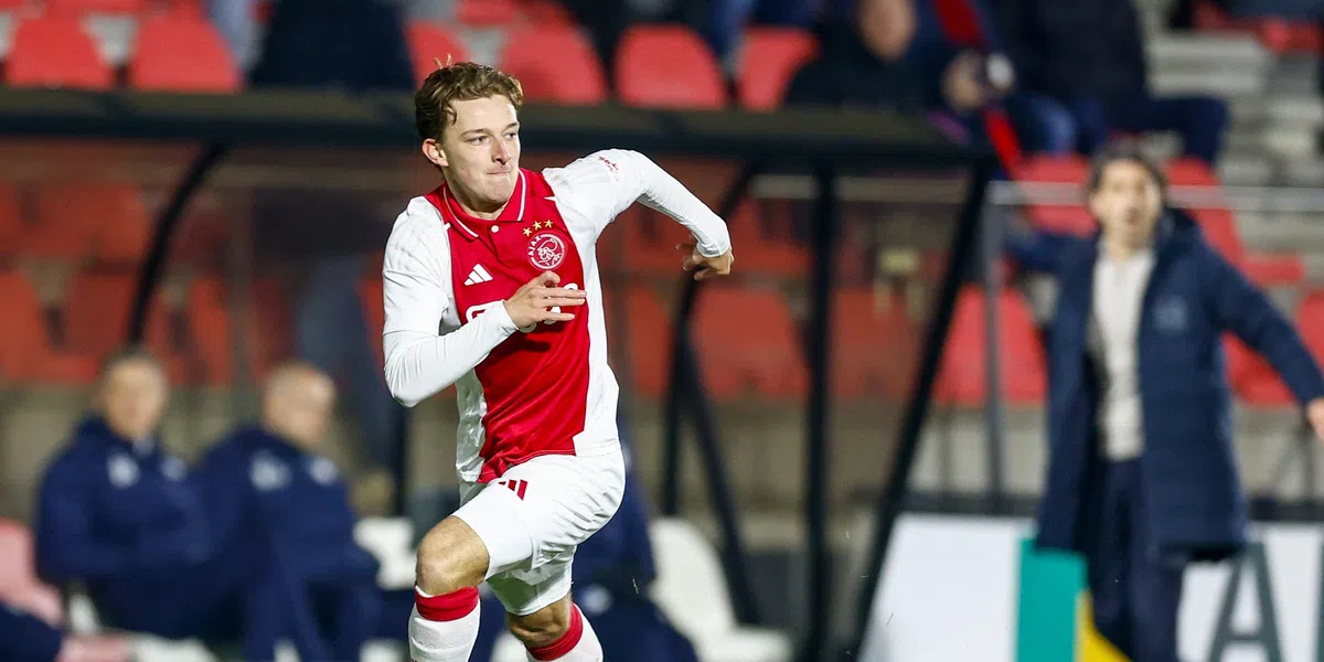 Ajax zwaait middenvelder (21) zonder debuut uit: 'Na 13 jaar neem ik afscheid'