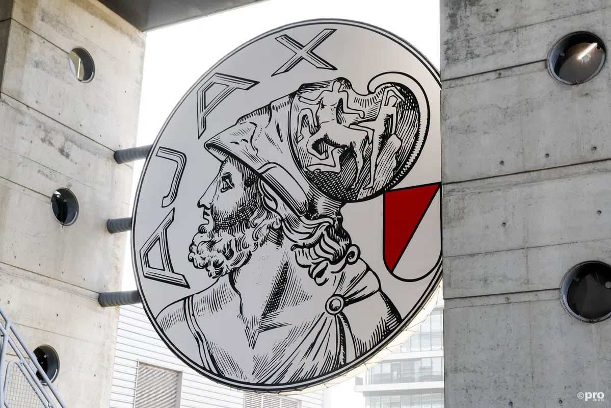 Ajax brengt eerbetoon aan omgebrachte Lisa (17): applaus in Johan Cruijff Arena