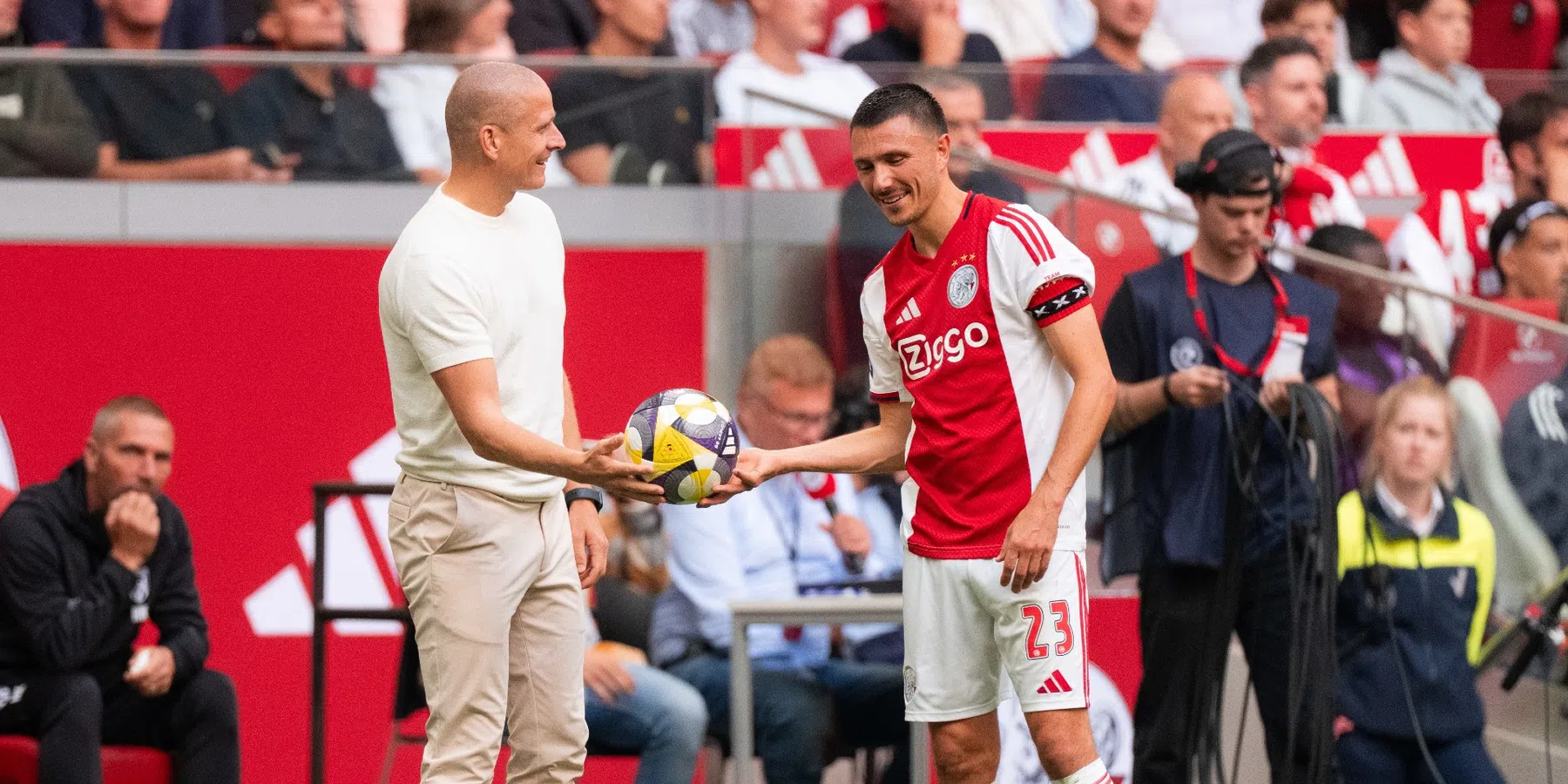 Ajax sluit Eredivisie-weekend af met driepunter