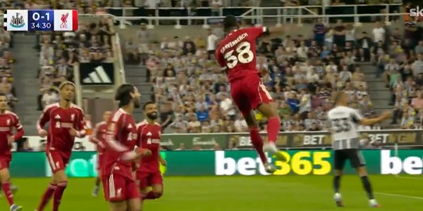 De beelden: Gravenberch knalt Liverpool heerlijk op voorsprong tegen Newcastle