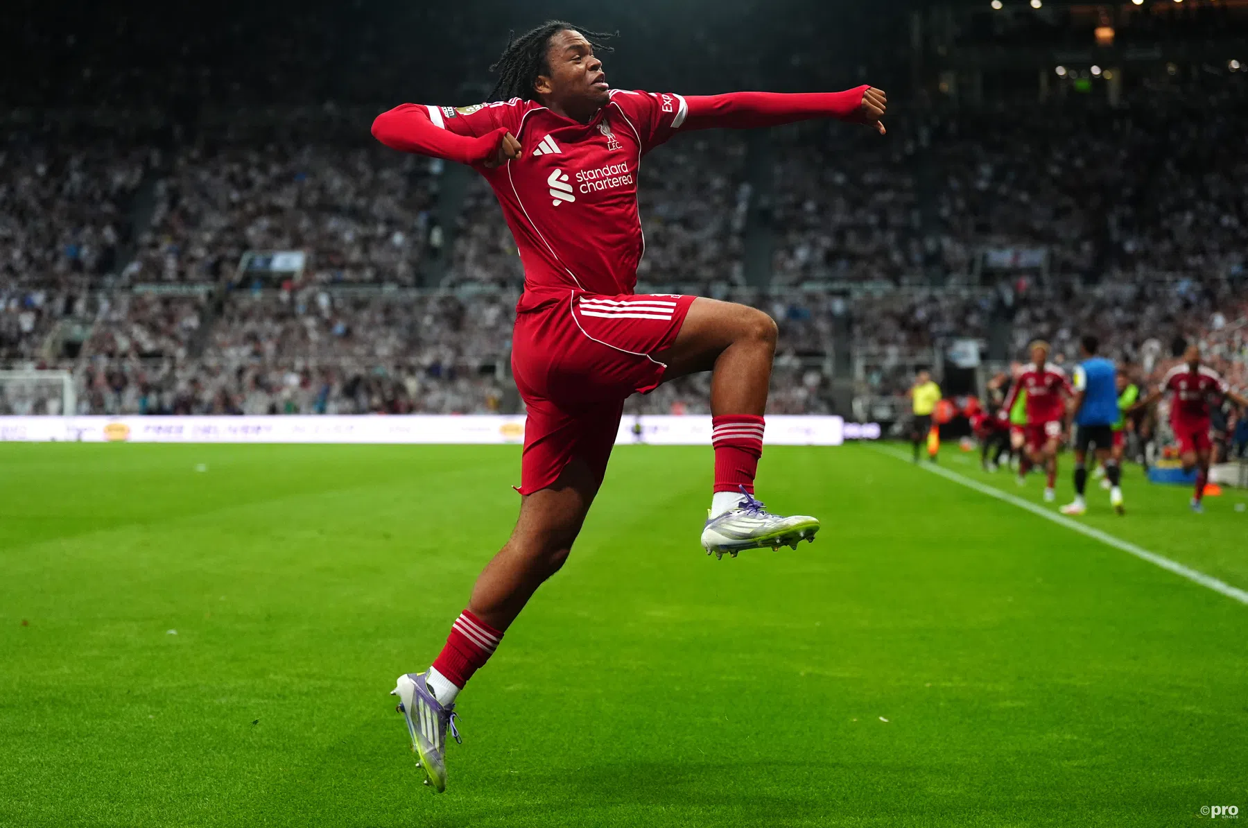 Heerlijke beelden: Slot feliciteert Ngumoha