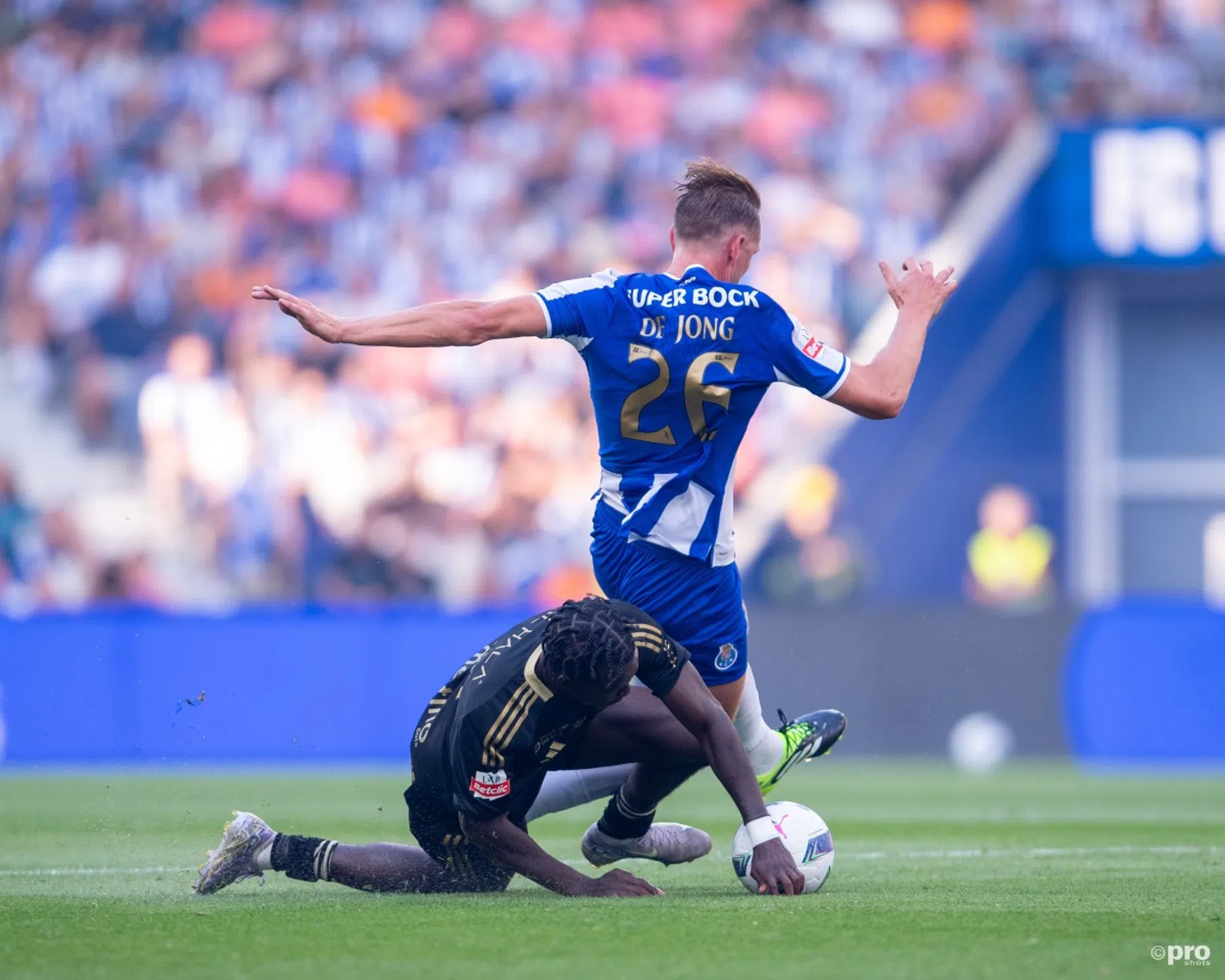 Portugese pers lovend over Luuk de Jong na doelpunt tegen Sporting