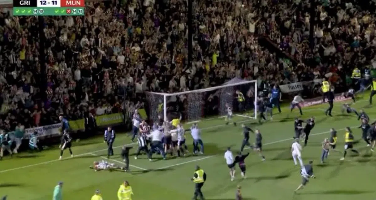 De beelden: pitch invasion na ongehoorde afgang Manchester United