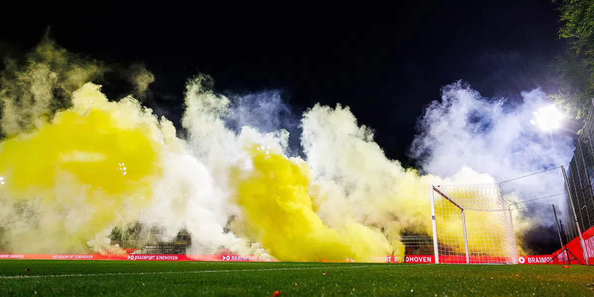 Bizarre beelden: plotseling gele rookbommen op het veld bij Jong PSV - Jong AZ