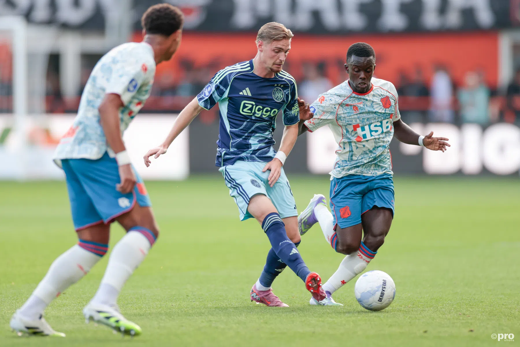 Heitinga en Taylor moeten het ontgelden bij Ajax tegen Volendam