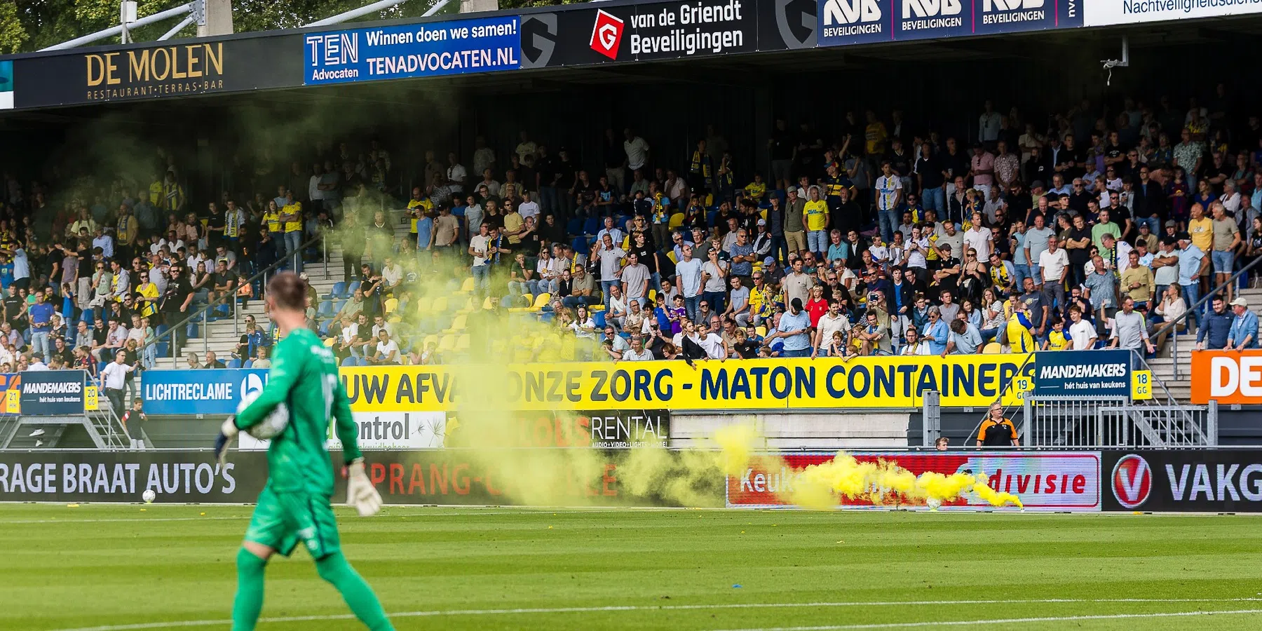 Vitesse-fans gooien weer gele rookbommen bij RKC Waalwijk - Almere City