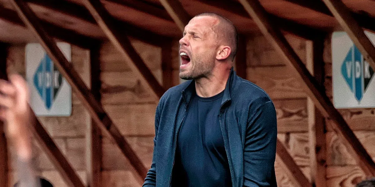 Buitenspel: bekritiseerde Heitinga vliegt naar Engeland en duikt op bij Liverpool