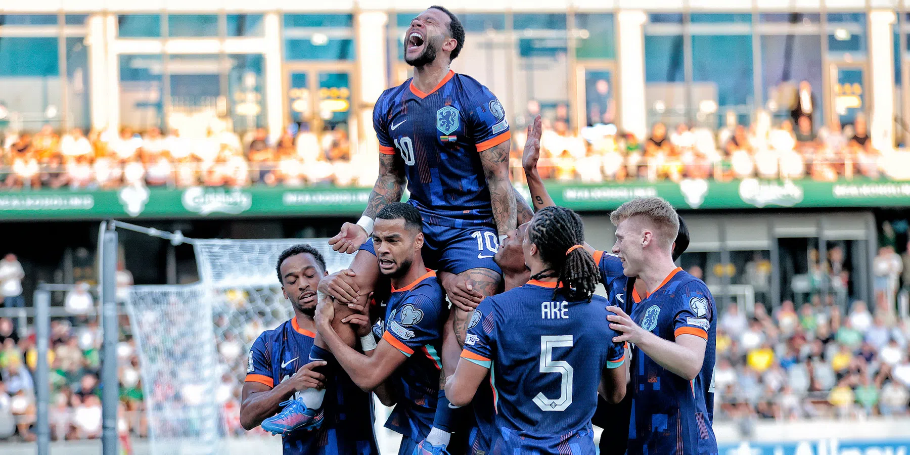 Van der Gijp en Derksen lachen om video van Memphis Depay: 'Doe maar niet, haha'