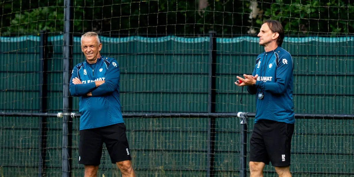 Vitesse plukt duo van training om aan minimaal aantal contractspelers te voldoen