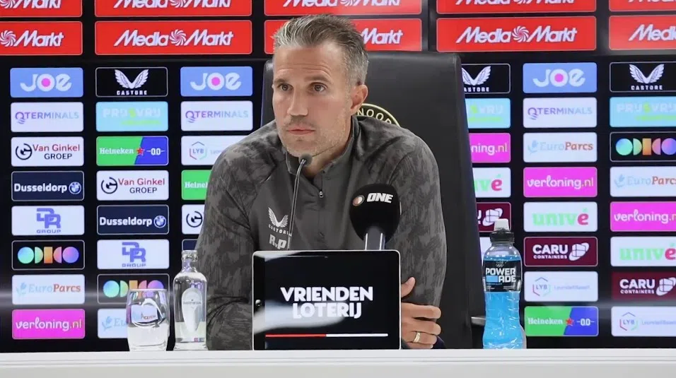 Robin van Persie legt uit waarom Cyle Larin niet speelt tegen Heerenveen