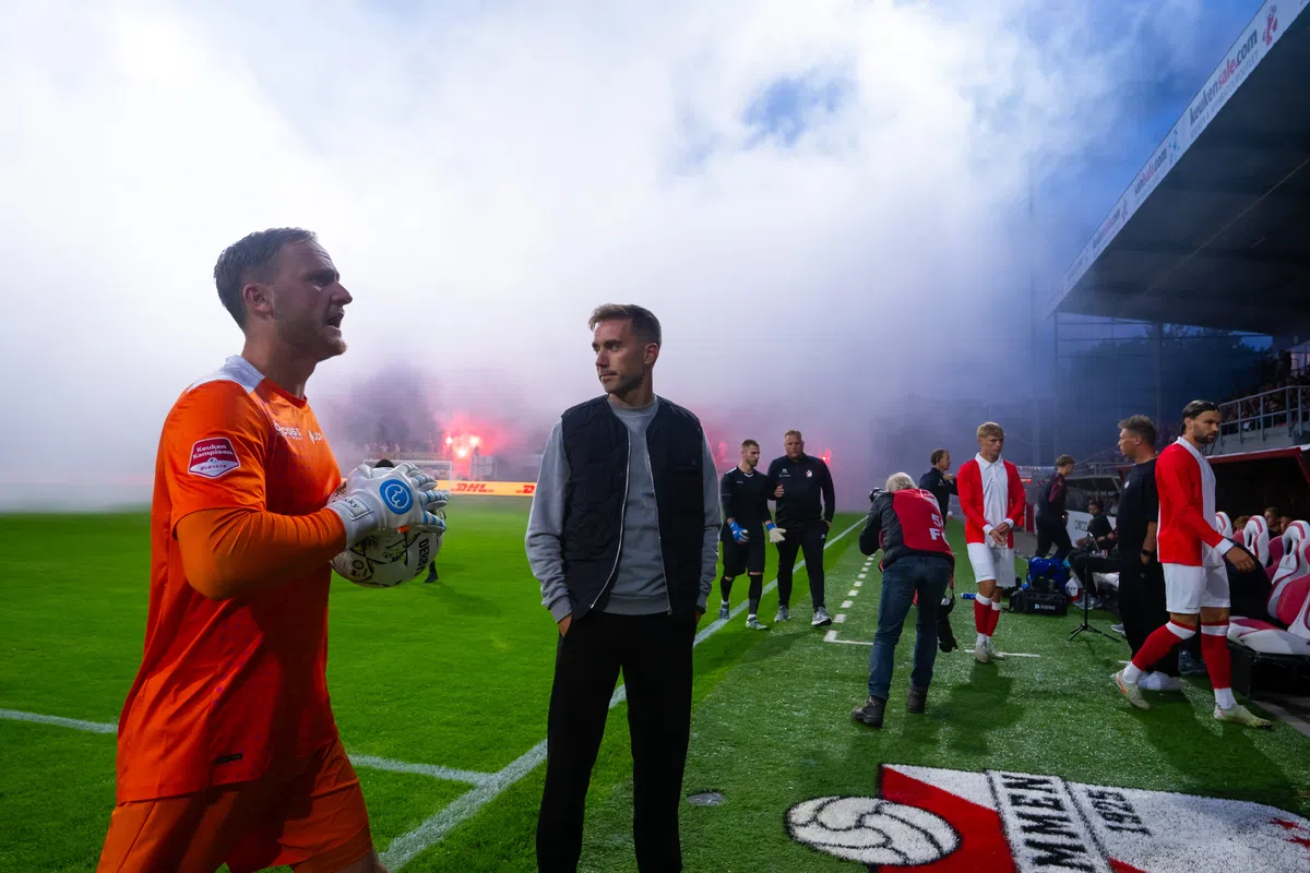 FC Emmen - TOP Oss na minder dan 1 minuut tijdelijk gestaakt: teams naar binnen